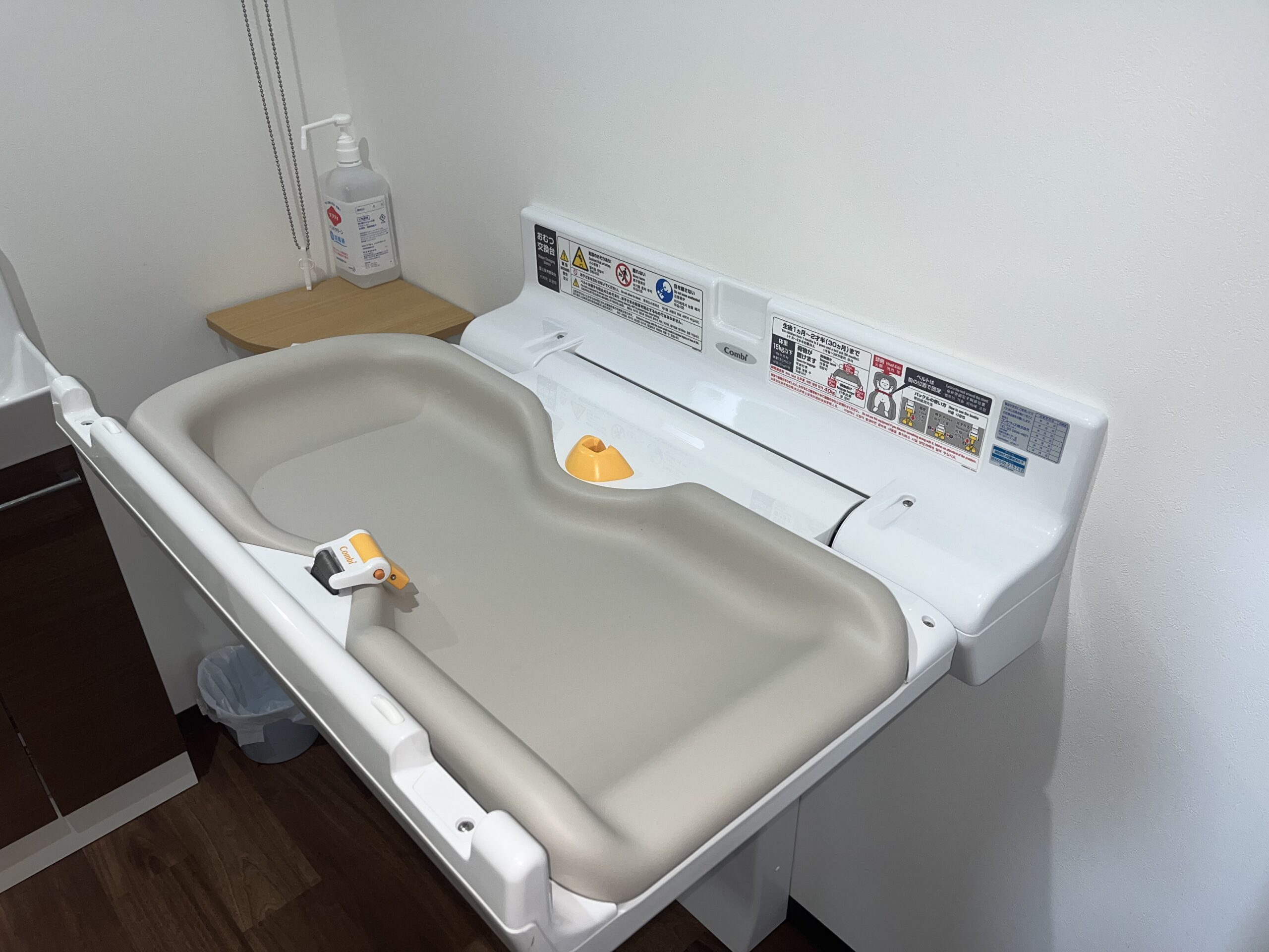おむつ替えの台
